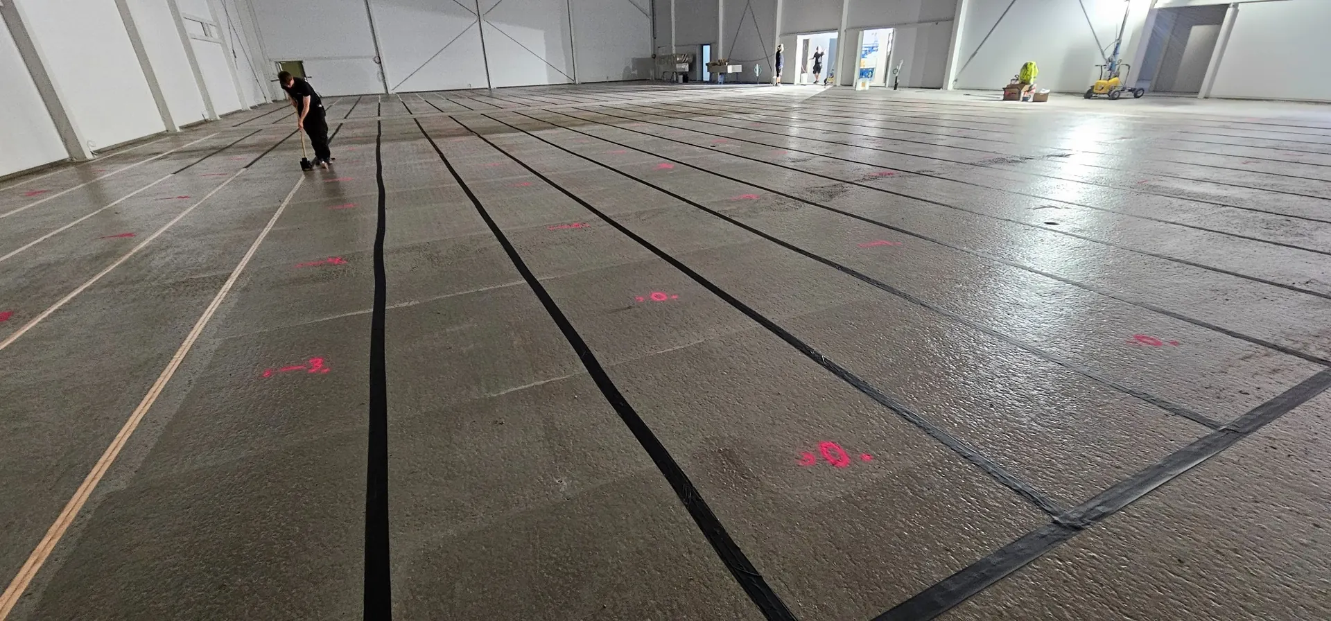 Kopparfolien till hörslingan skyddad med svart tejp innan flytspackel och sportgolv monteras