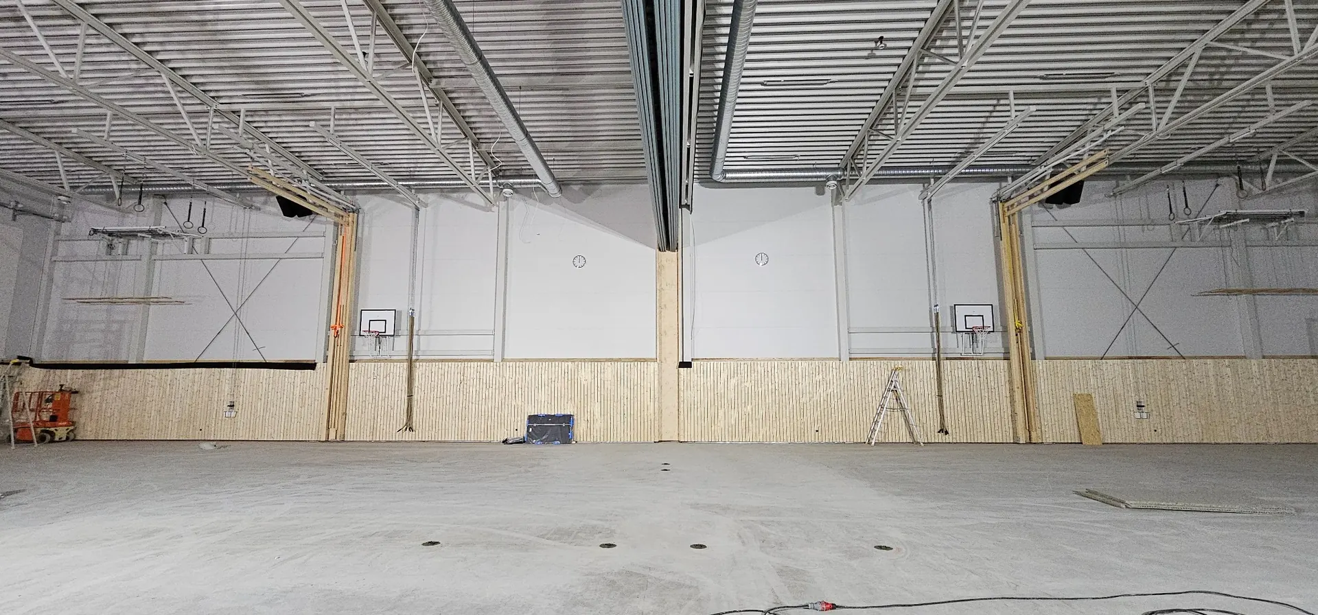 Mullhyttans sporthall med ridåvägg som gör det möjligt att dela hallen och ljudsystemet i två separata zoner