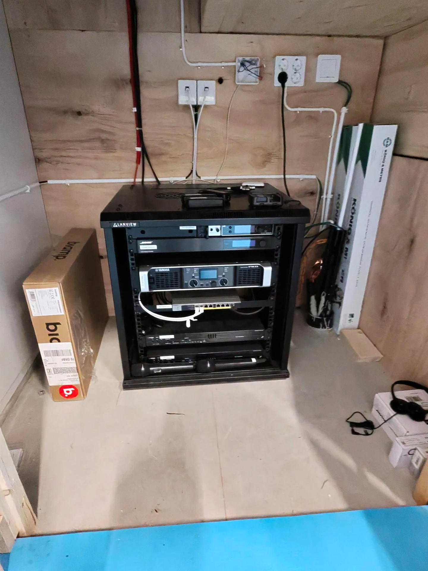 Teknikrack i Mullhyttans sporthall med Bose ControlSpace, Yamaha PX8, trådlösa mikrofoner och Dante-nätverk