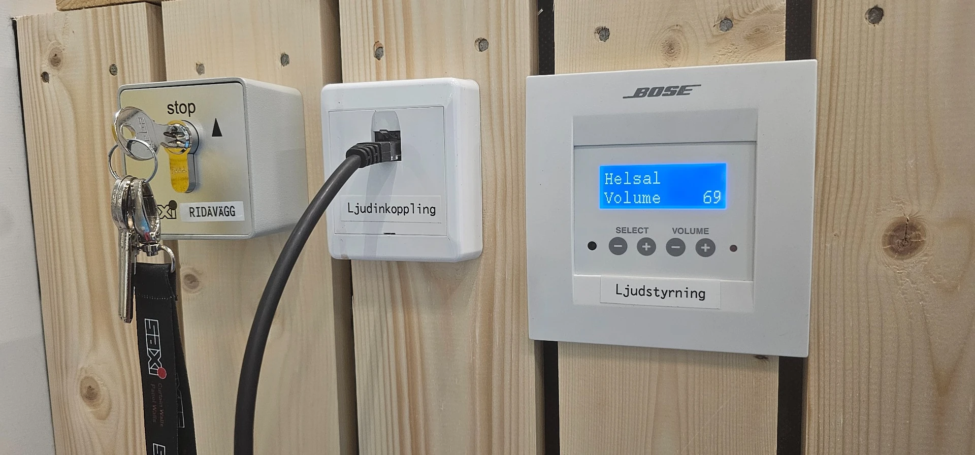 Bose CC-16 väggkontroll för lokal ljudstyrning i Mullhyttans sporthall