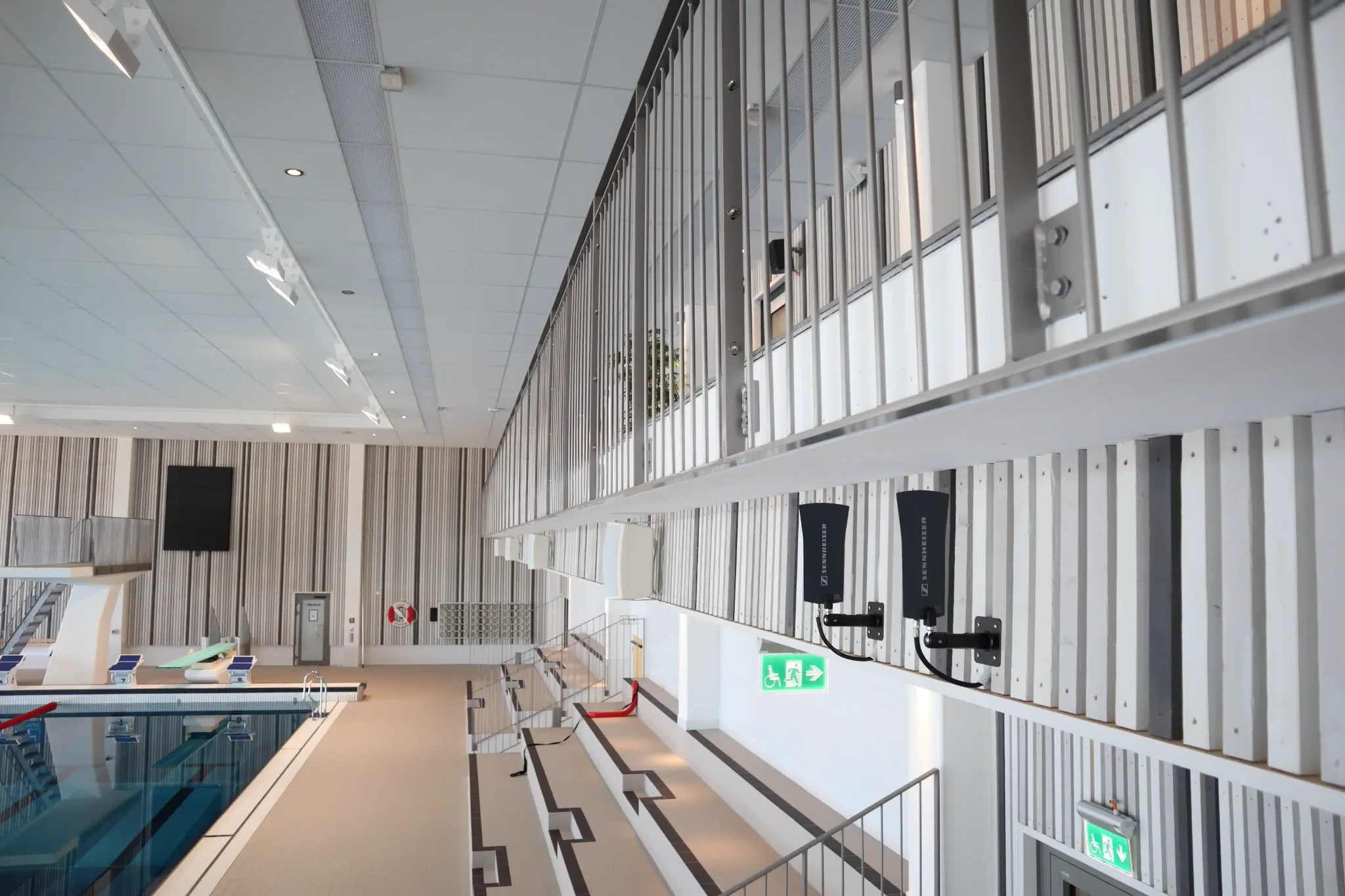 Två mikrofonantenner vid läktaren i Säffle simhalls 50-metersbassäng