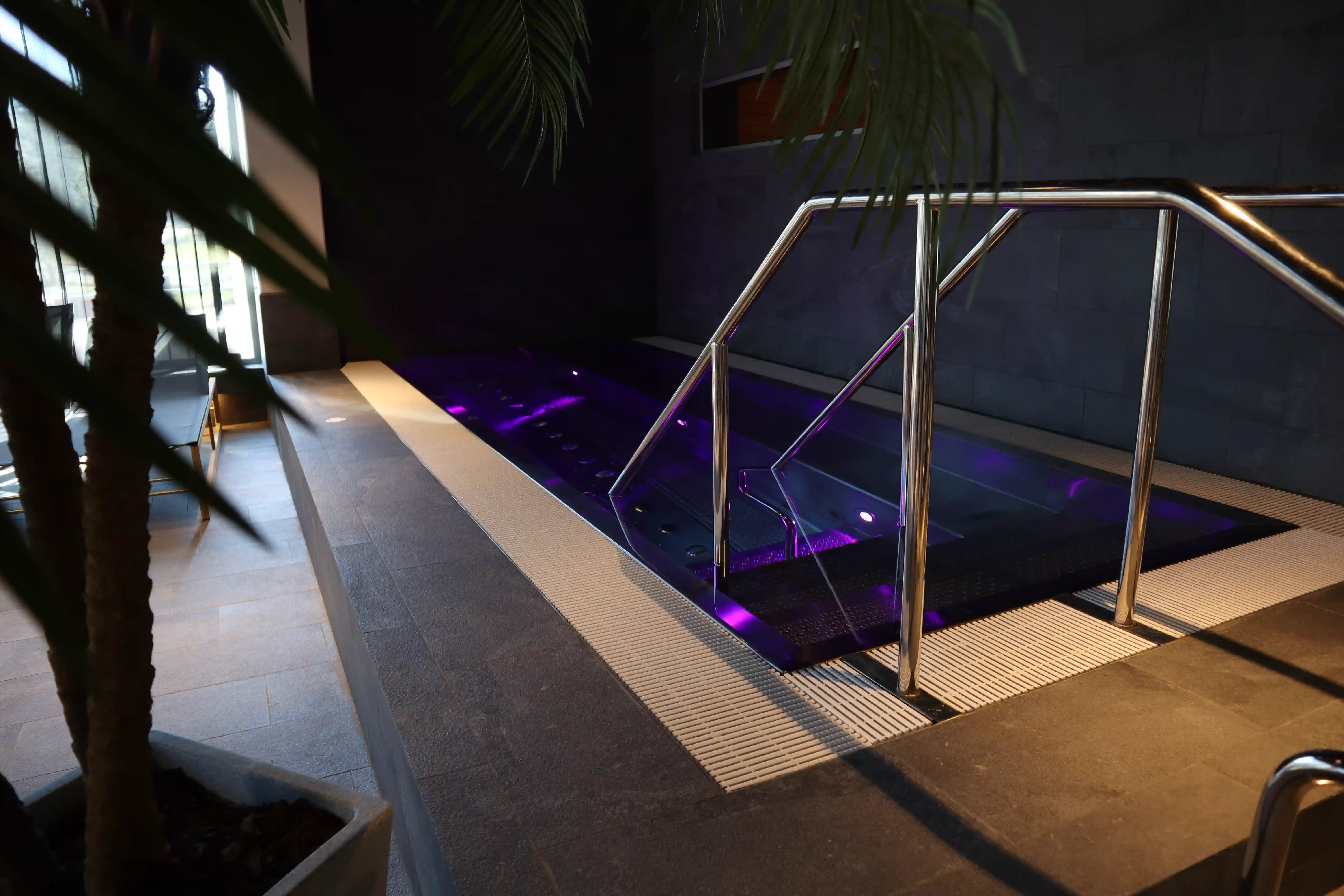 Relaxpool med lila DMX-styrt undervattensljus i Säffle simhall
