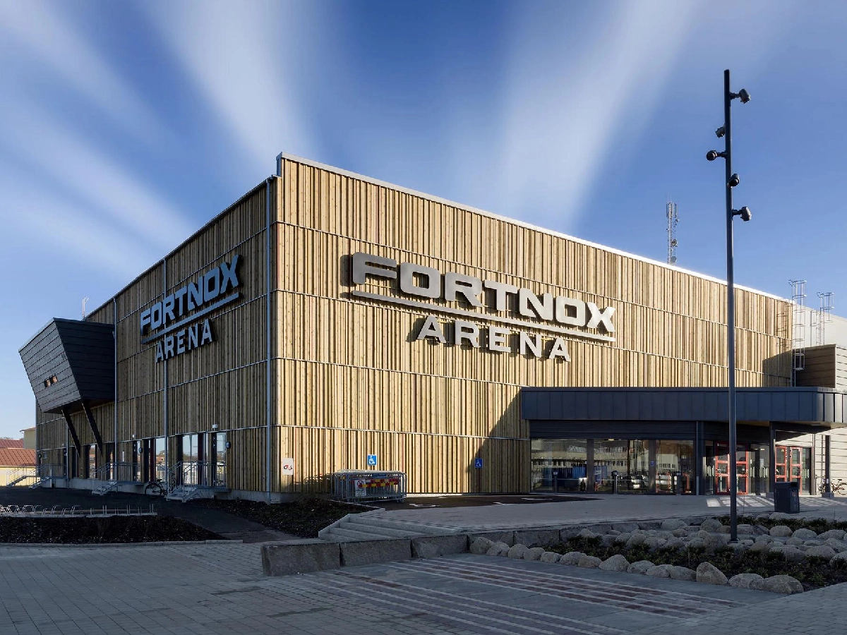 Taluppfattbarhet i sporthall med högtalare och publikytor
