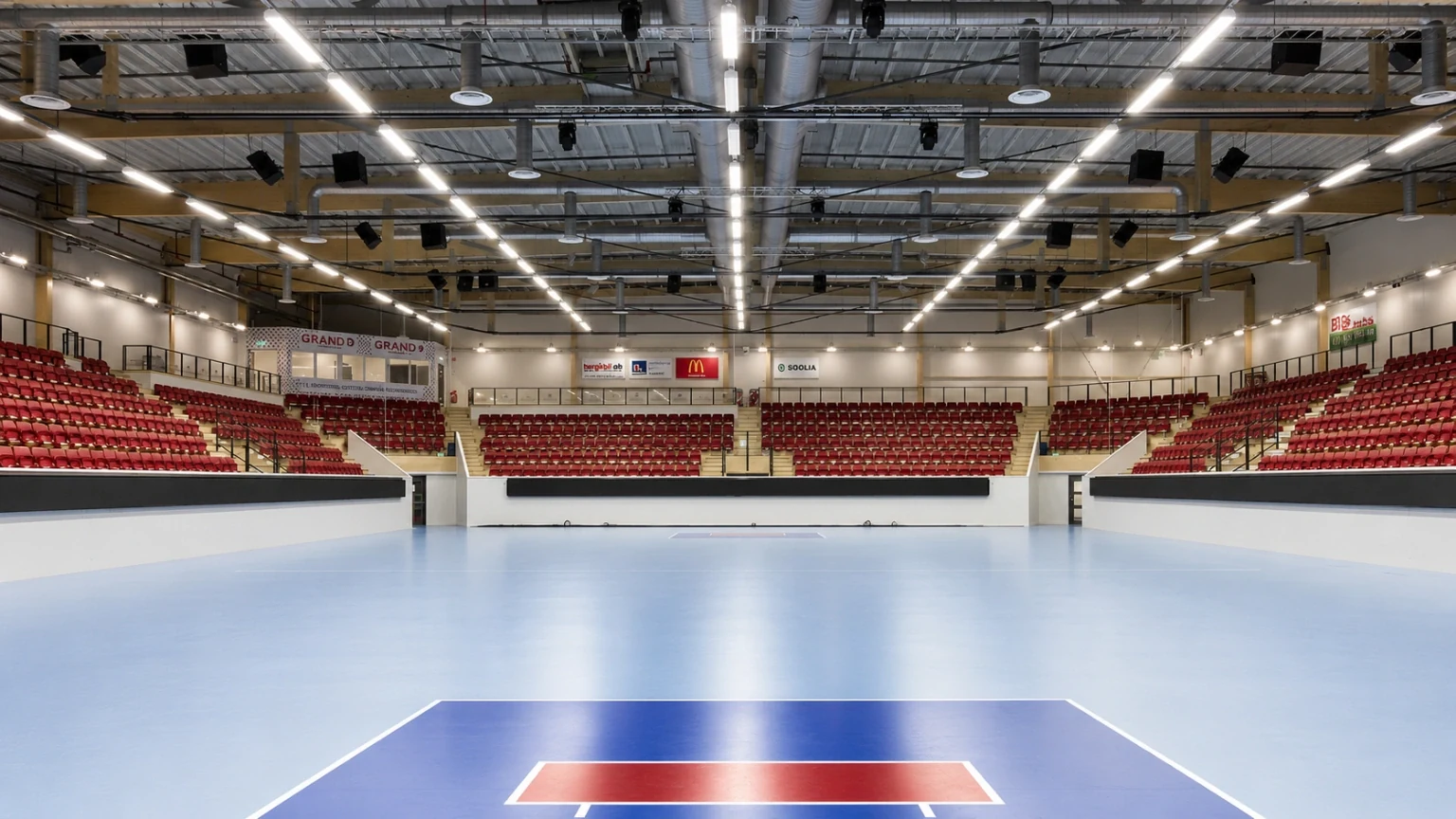Fortnox Arena i Växjö med huvudplan, läktare och fast installerat arenaljud