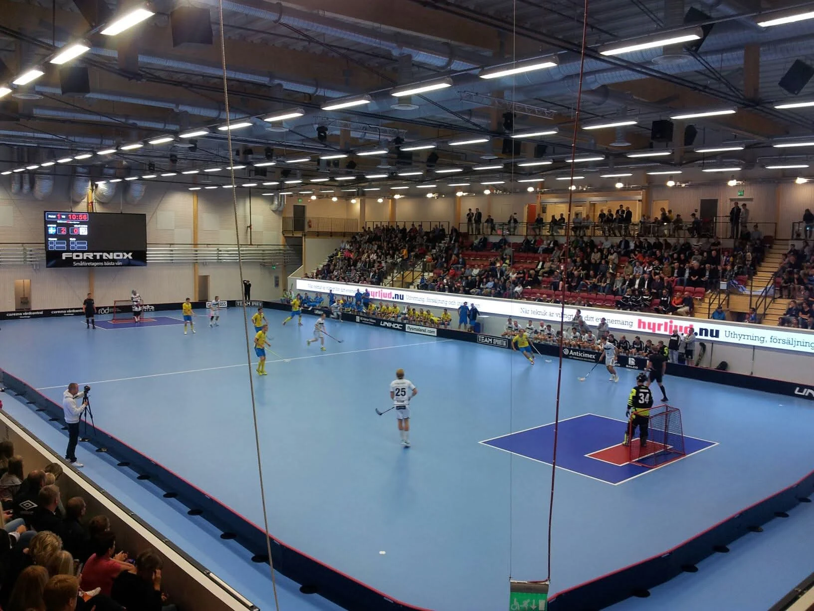 Fortnox Arena under innebandymatch med fast ljudsystem över planen