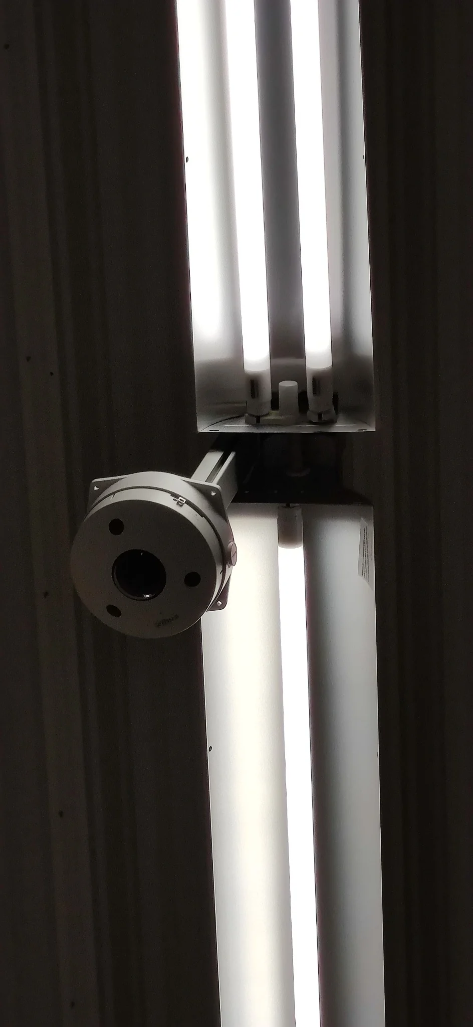 Installerad kamera i taket vid kassaområdet hos Go Banana Bergvik
