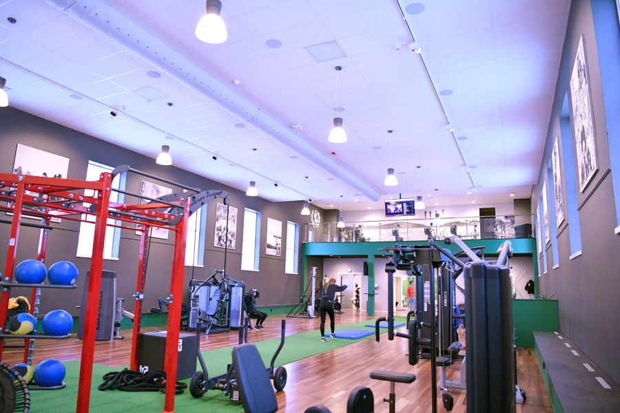 Infällda högtalare för zonstyrt gymljud installerade av AVAB