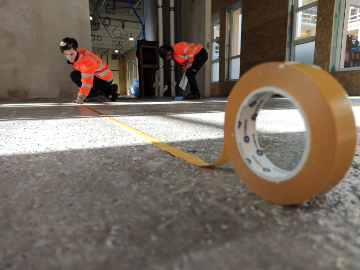 Installation av hörslingekabel i ett golv