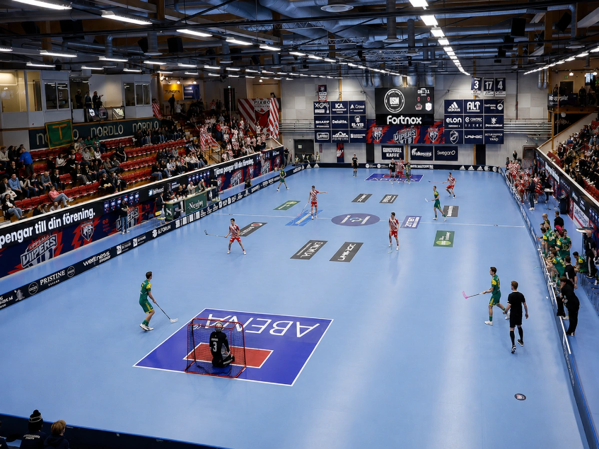 Match och publik i en inomhusarena där mikrofoner används för speakerljud