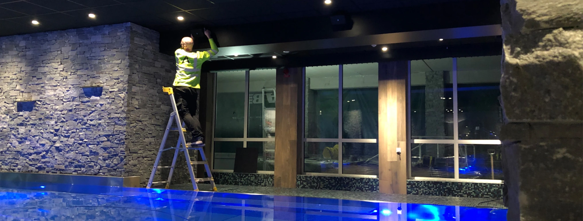 Tekniker installerar AV-utrustning