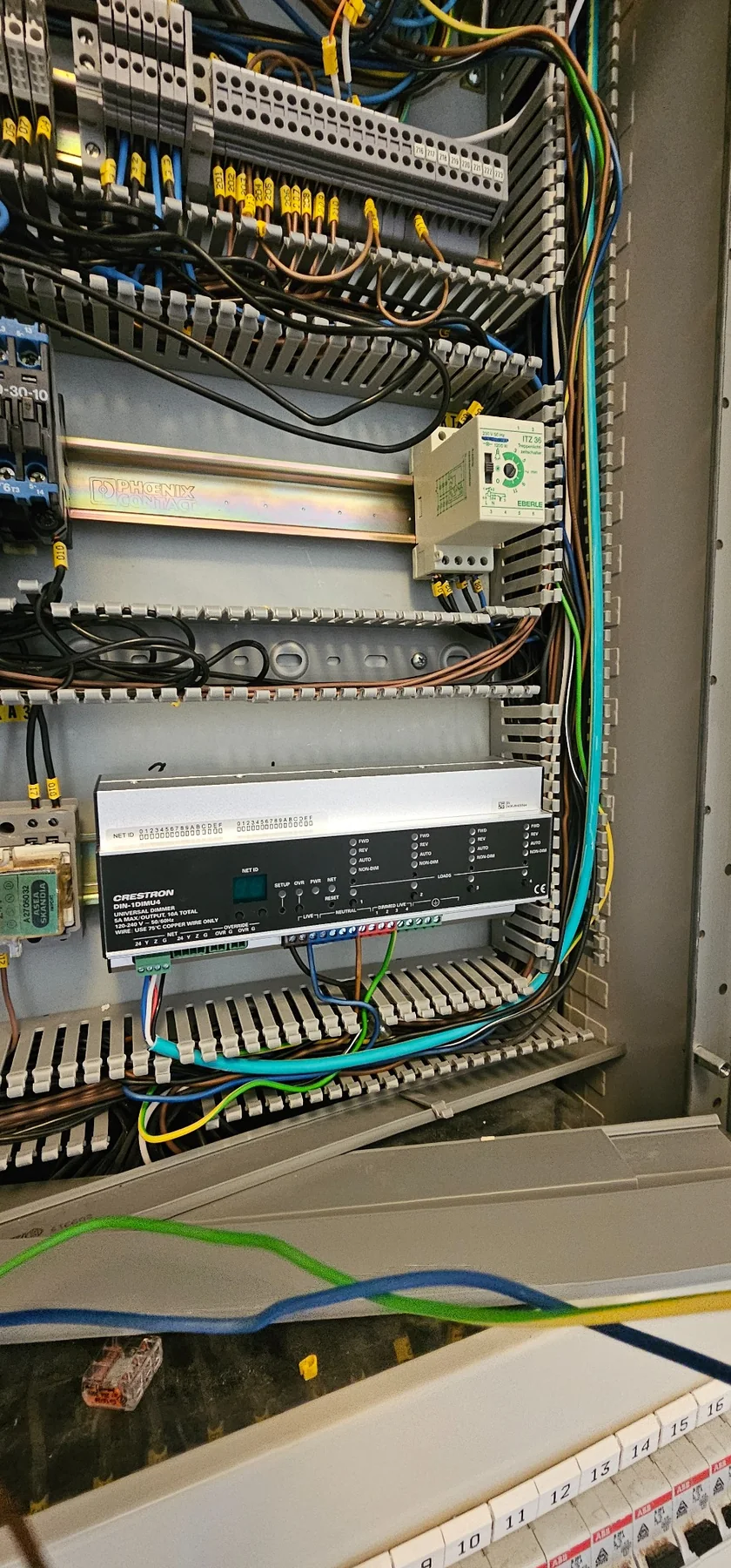 Crestron fyrkanals universaldimmer installerad i elcentralen på Nobel Forum