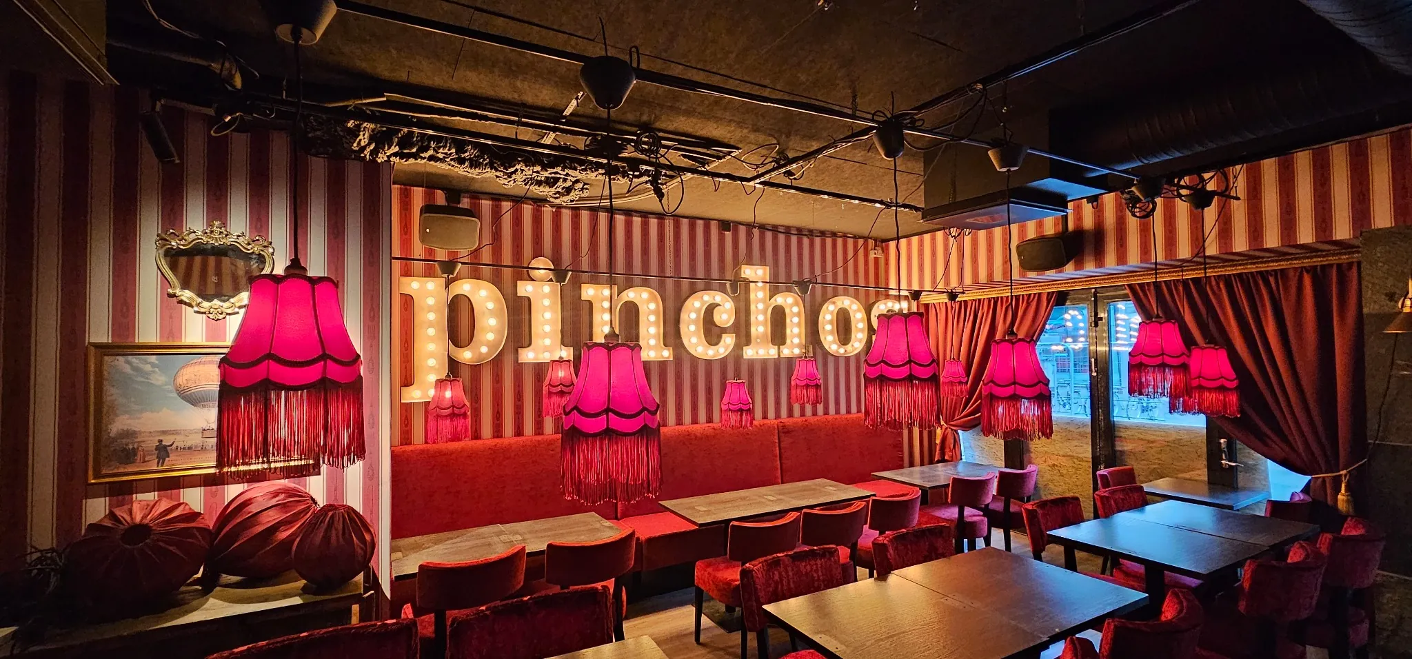 Restaurangmiljö på Pinchos Karlstad City med zonindelat ljudsystem från AVAB