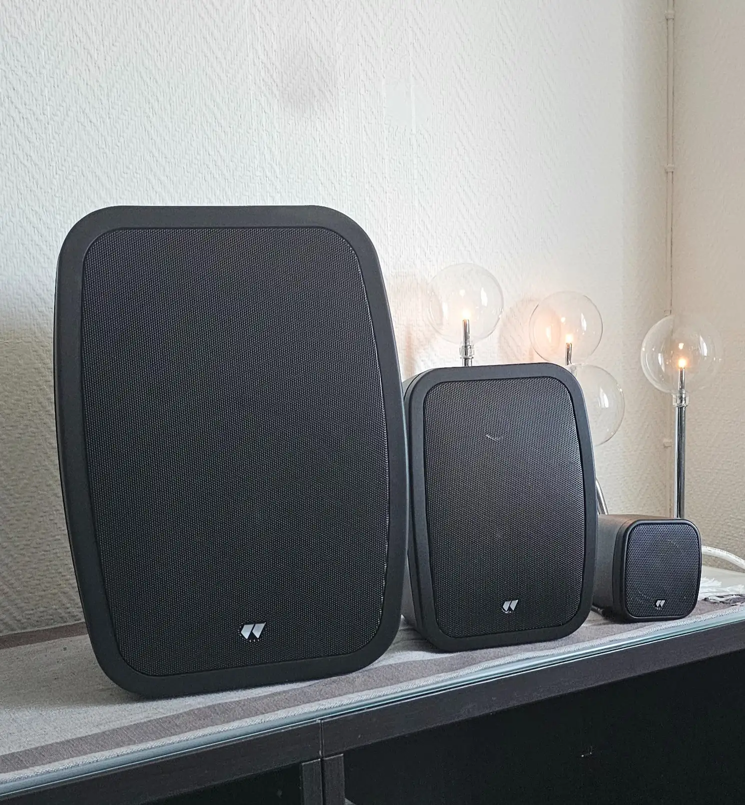 3-, 5- och 8-tumshögtalare på AVAB:s kontor