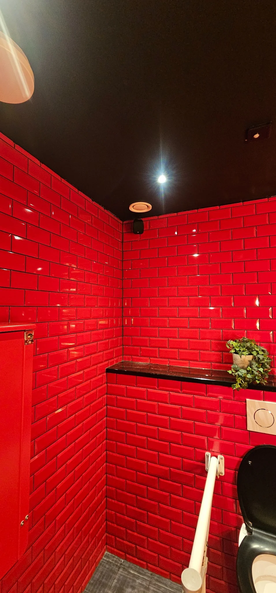 Högtalare i WC-bås på Pinchos Karlstad City