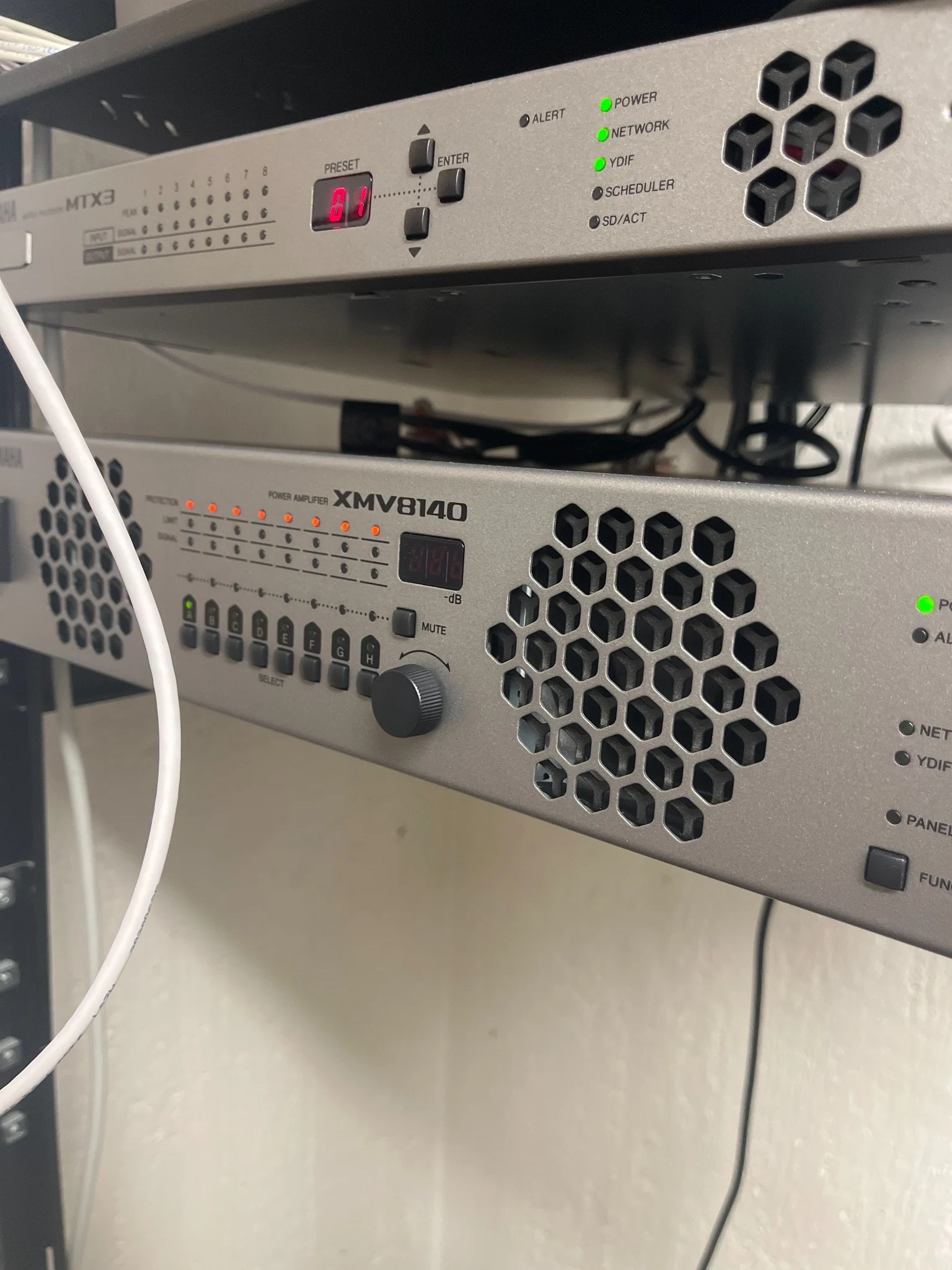 Yamaha MTX3 och XMV8140 i ljudsystemet på Pinchos Karlstad City