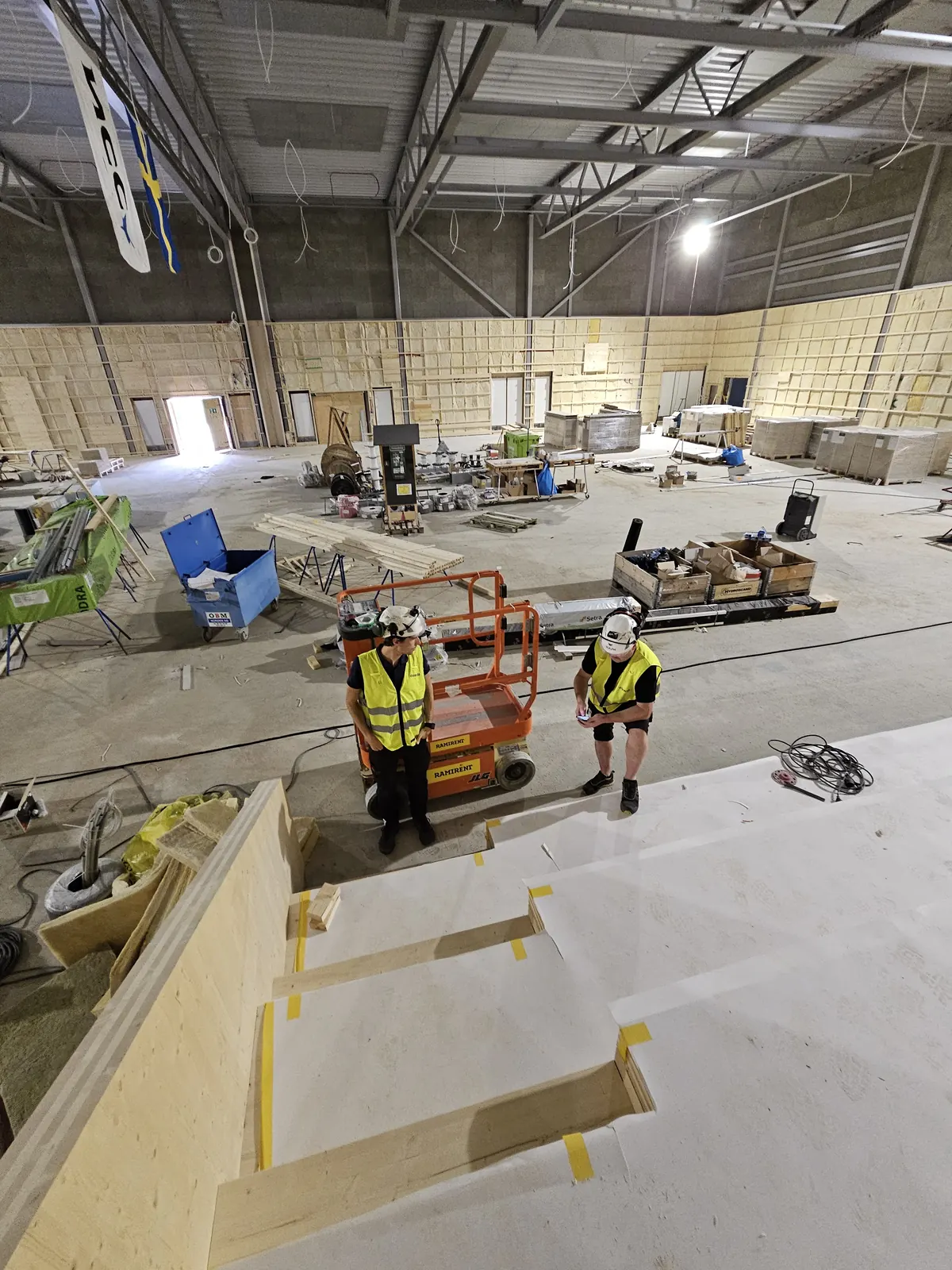 Installation i Sörby sporthall medan byggarbetet fortfarande pågår