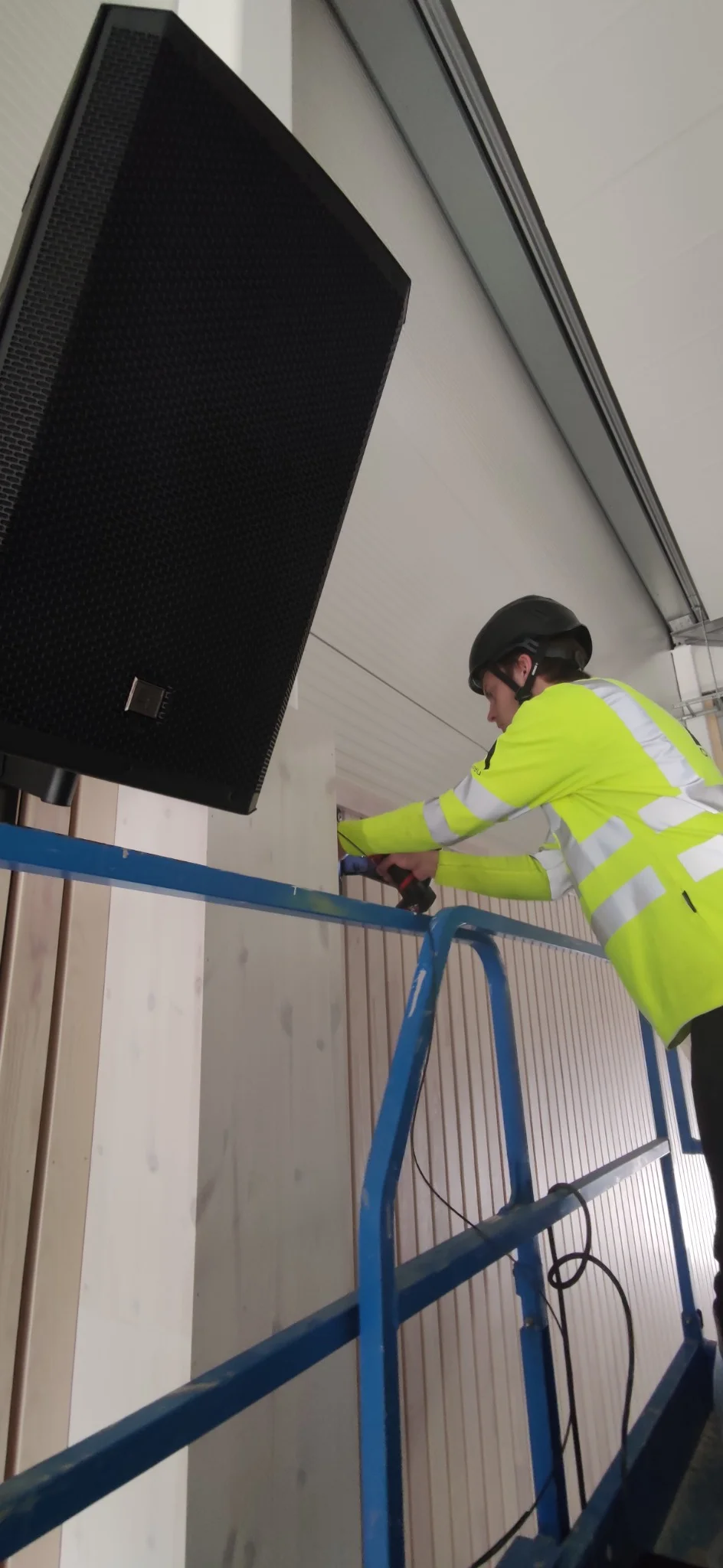Detaljbild från installation av aktiv högtalare i Stockfallets sporthall