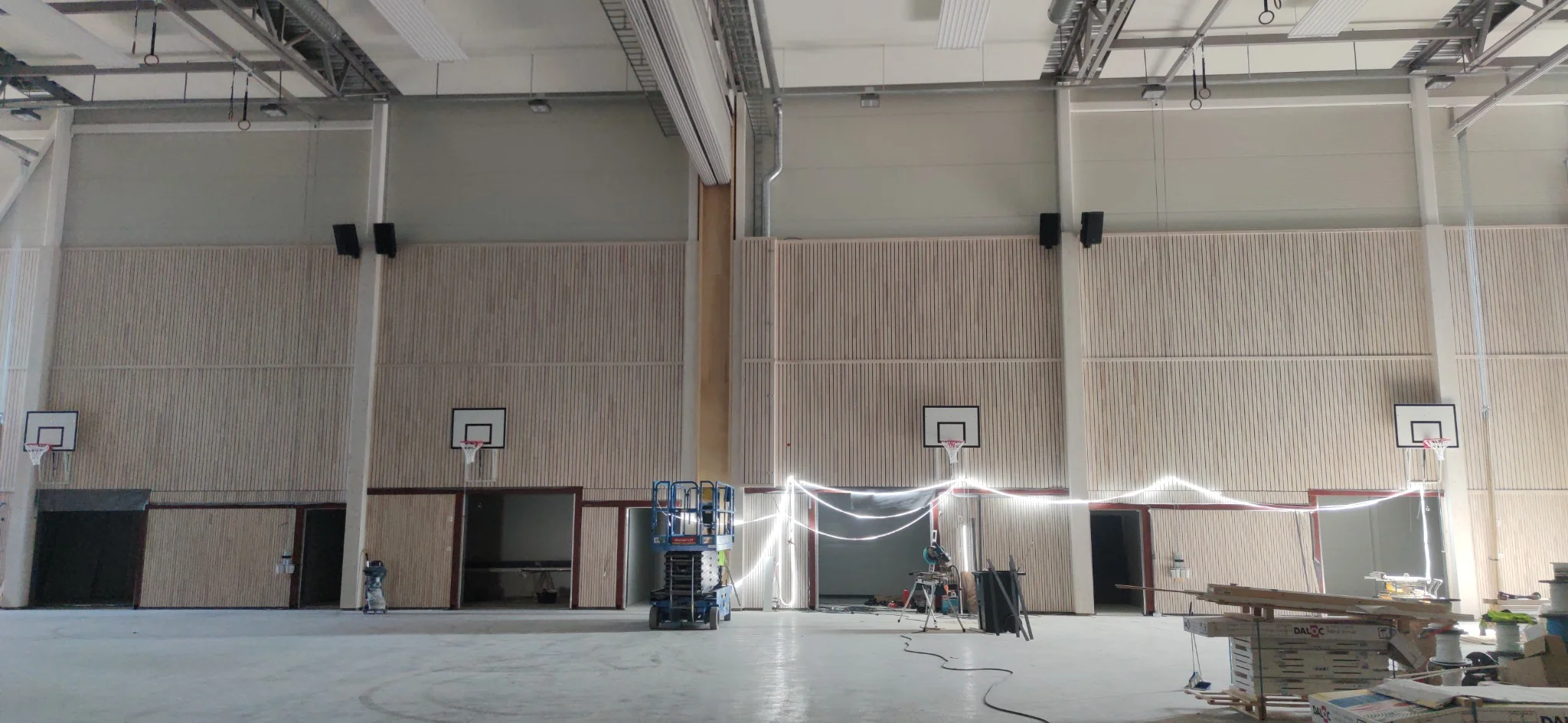 Stockfallets skolas fullstora sporthall i Karlstad med zonstyrt ljudsystem installerat av AVAB