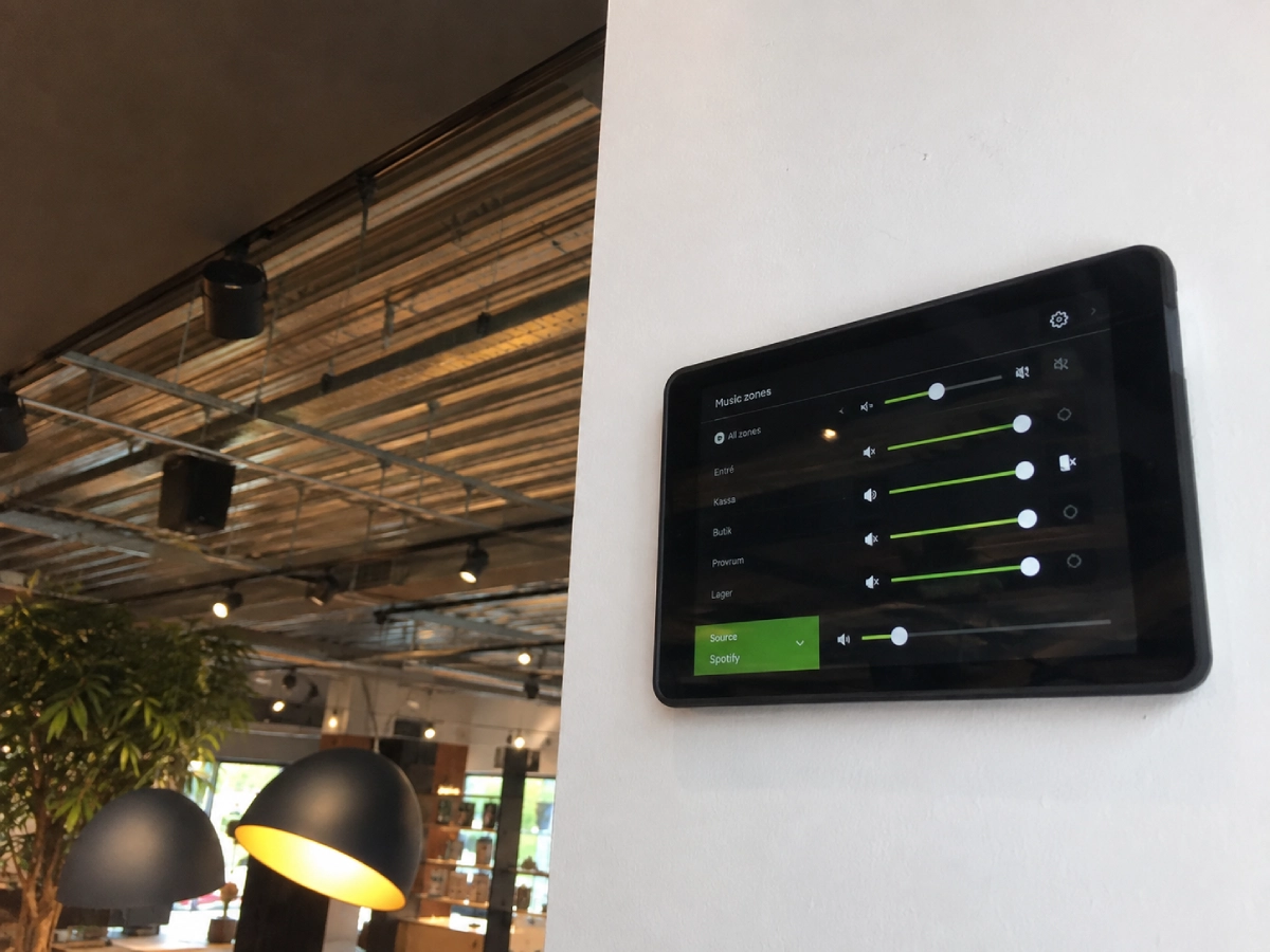 Food court och publik miljö med zonstyrt bakgrundsljud