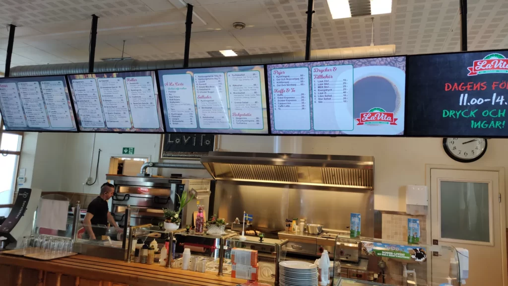 Meny-skärmar, monterade på pizzeria i Arvika